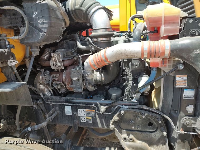 image for item LU9114 2016 Peterbilt 579  semi truck