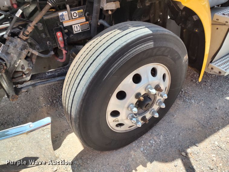 image for item LU9114 2016 Peterbilt 579  semi truck