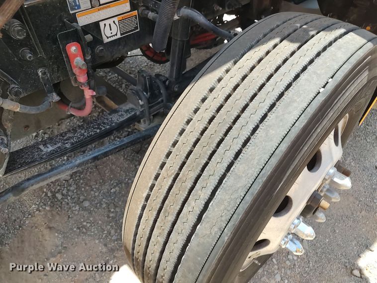 image for item LU9114 2016 Peterbilt 579  semi truck