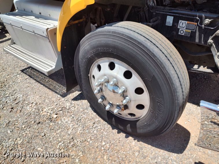 image for item LU9114 2016 Peterbilt 579  semi truck