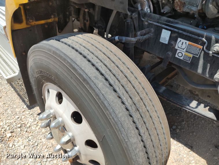 image for item LU9114 2016 Peterbilt 579  semi truck