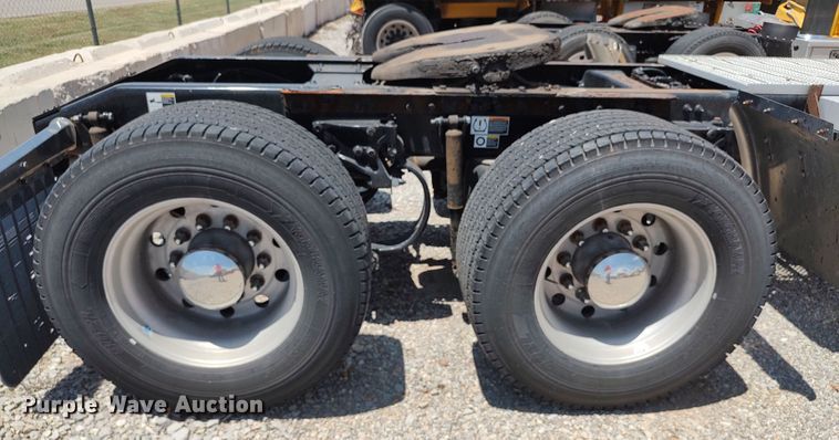 image for item LU9114 2016 Peterbilt 579  semi truck