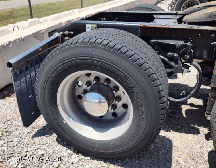 image for item LU9114 2016 Peterbilt 579  semi truck