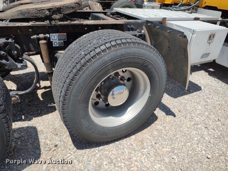 image for item LU9114 2016 Peterbilt 579  semi truck