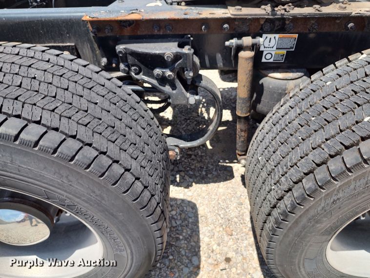 image for item LU9114 2016 Peterbilt 579  semi truck