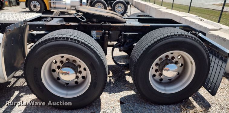 image for item LU9114 2016 Peterbilt 579  semi truck