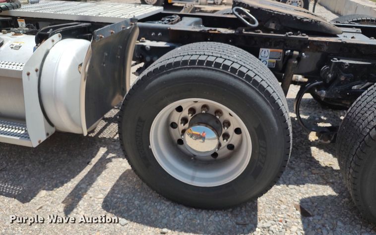 image for item LU9114 2016 Peterbilt 579  semi truck