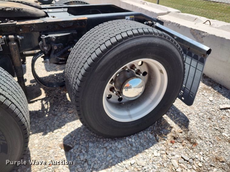 image for item LU9114 2016 Peterbilt 579  semi truck