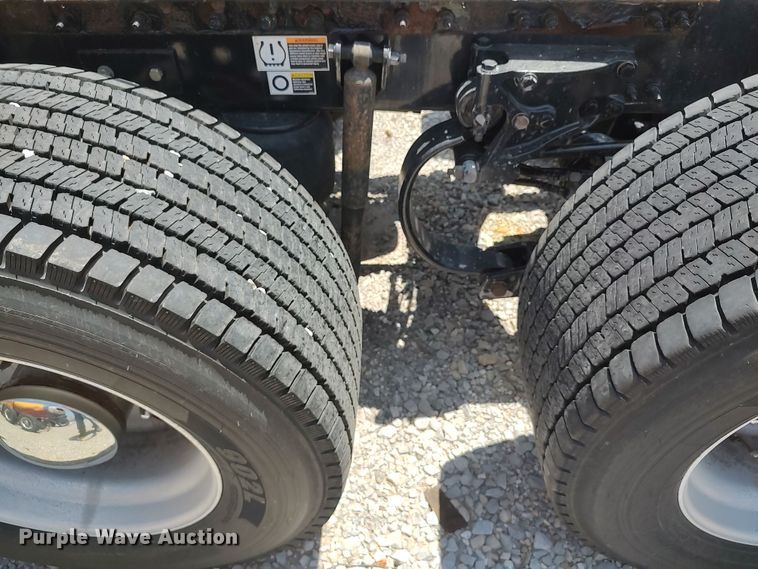 image for item LU9114 2016 Peterbilt 579  semi truck