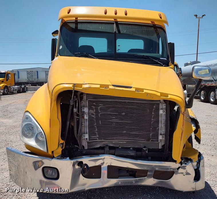 image for item LU9115 2018 Freightliner Cascadia 125  semi truck