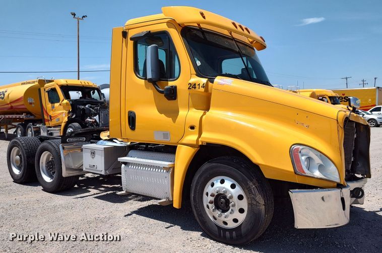 image for item LU9115 2018 Freightliner Cascadia 125  semi truck