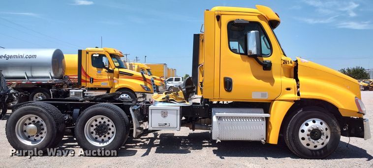 image for item LU9115 2018 Freightliner Cascadia 125  semi truck