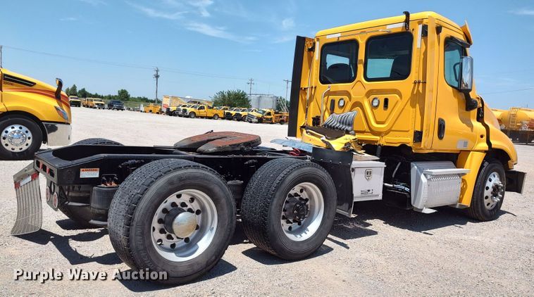 image for item LU9115 2018 Freightliner Cascadia 125  semi truck