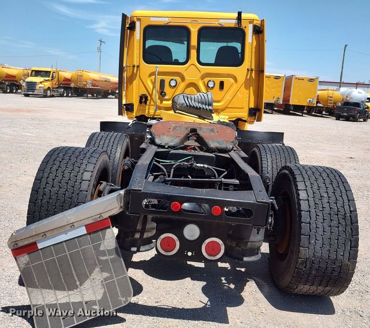 image for item LU9115 2018 Freightliner Cascadia 125  semi truck