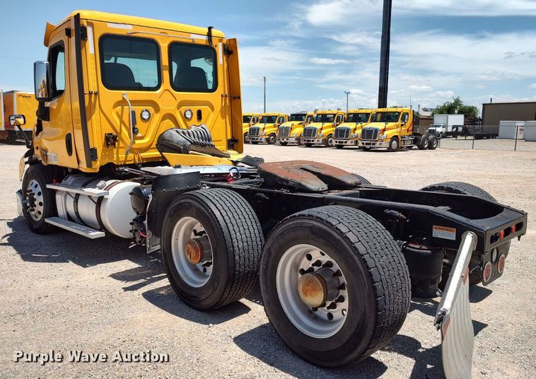 image for item LU9115 2018 Freightliner Cascadia 125  semi truck