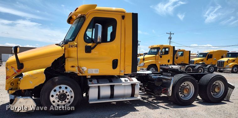 image for item LU9115 2018 Freightliner Cascadia 125  semi truck