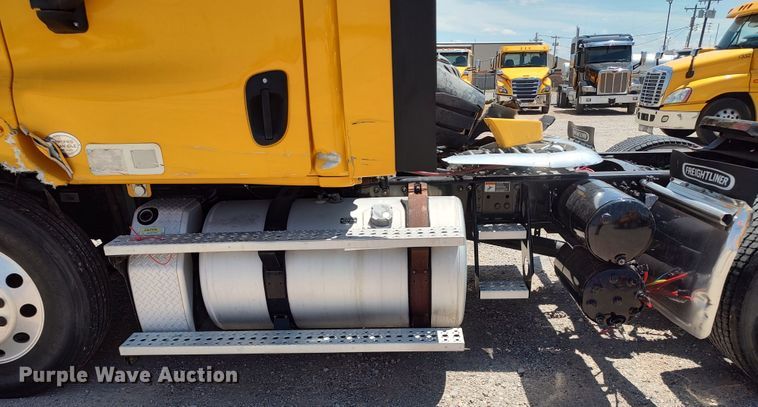 image for item LU9115 2018 Freightliner Cascadia 125  semi truck