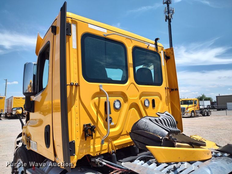 image for item LU9115 2018 Freightliner Cascadia 125  semi truck