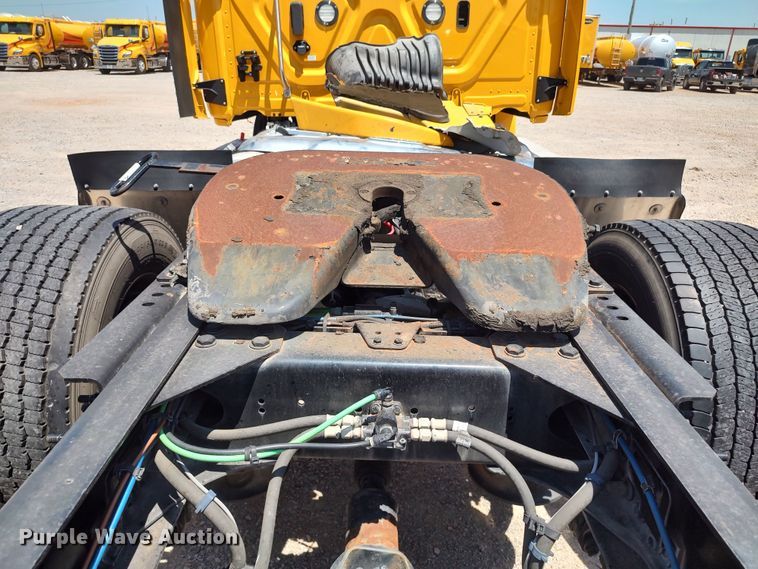 image for item LU9115 2018 Freightliner Cascadia 125  semi truck