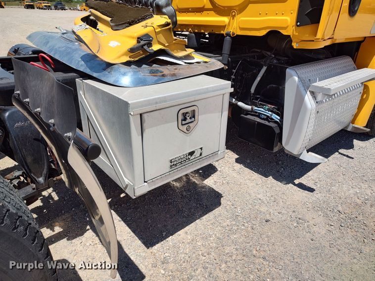 image for item LU9115 2018 Freightliner Cascadia 125  semi truck