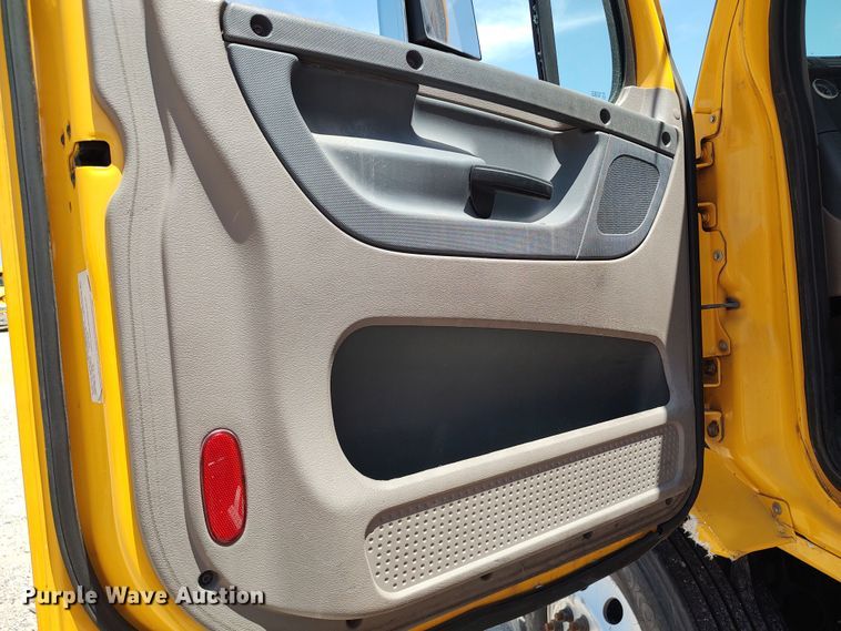 image for item LU9115 2018 Freightliner Cascadia 125  semi truck