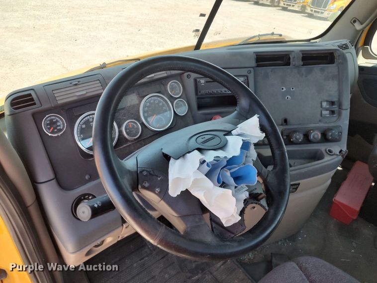 image for item LU9115 2018 Freightliner Cascadia 125  semi truck