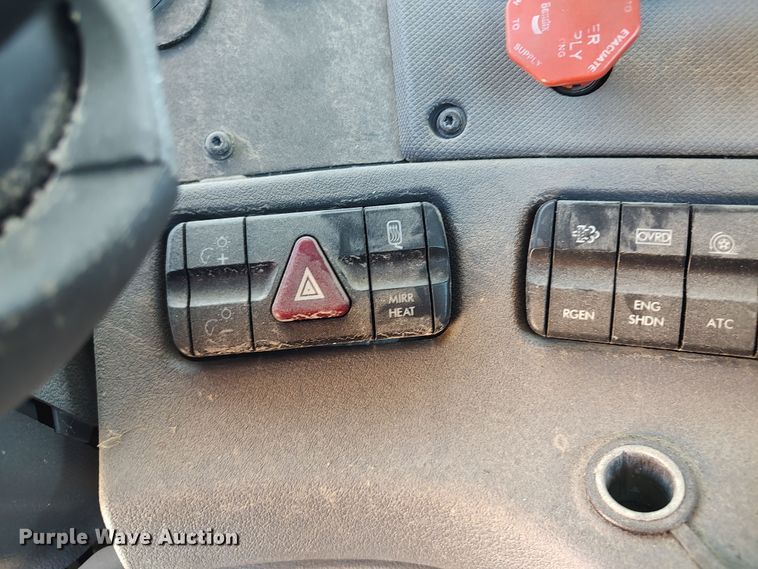 image for item LU9115 2018 Freightliner Cascadia 125  semi truck