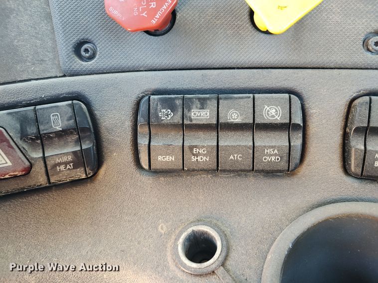 image for item LU9115 2018 Freightliner Cascadia 125  semi truck