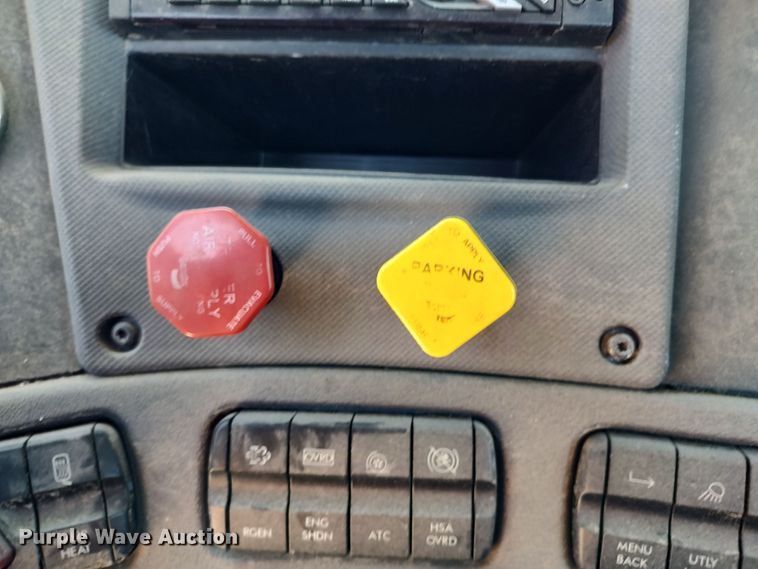 image for item LU9115 2018 Freightliner Cascadia 125  semi truck