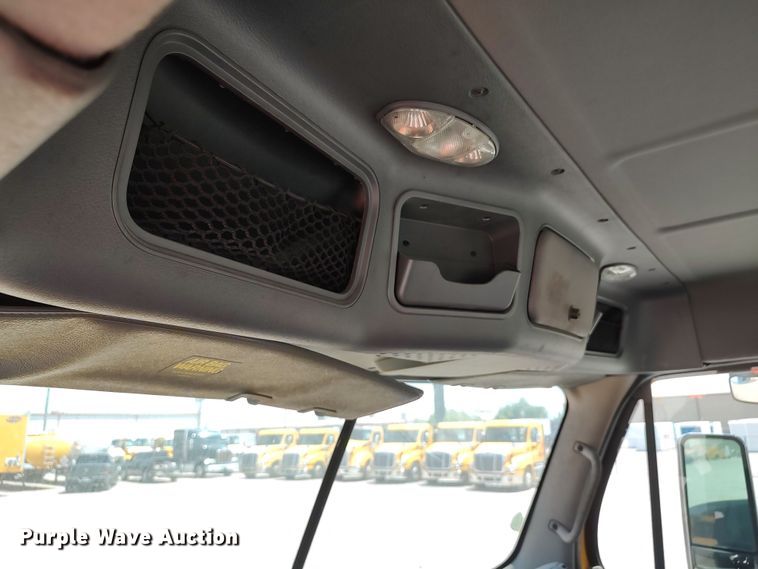 image for item LU9115 2018 Freightliner Cascadia 125  semi truck