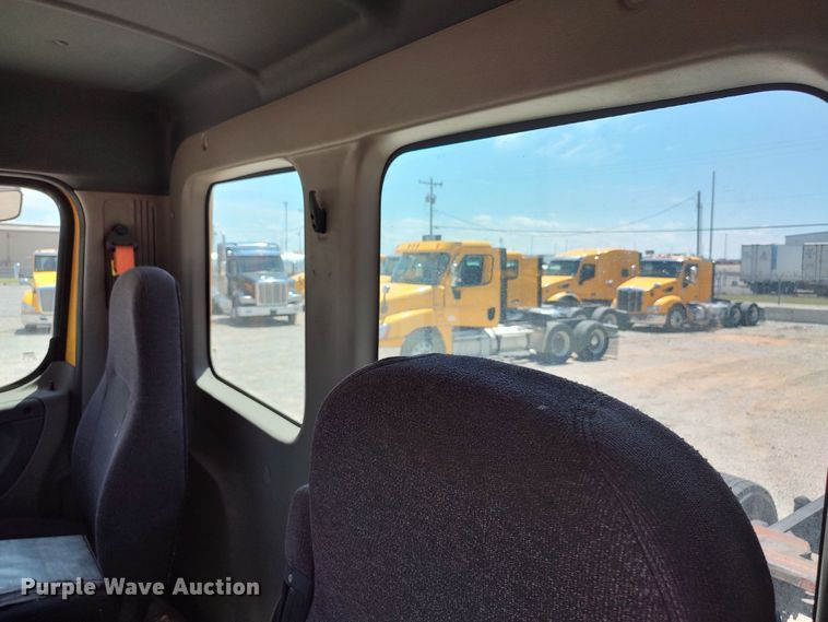 image for item LU9115 2018 Freightliner Cascadia 125  semi truck