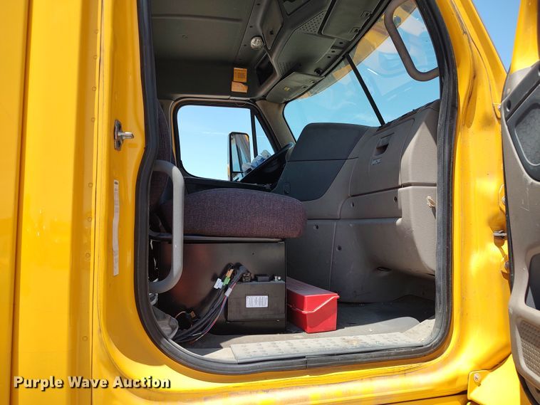 image for item LU9115 2018 Freightliner Cascadia 125  semi truck