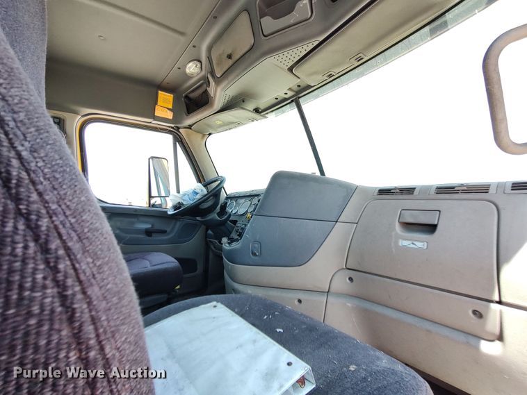 image for item LU9115 2018 Freightliner Cascadia 125  semi truck