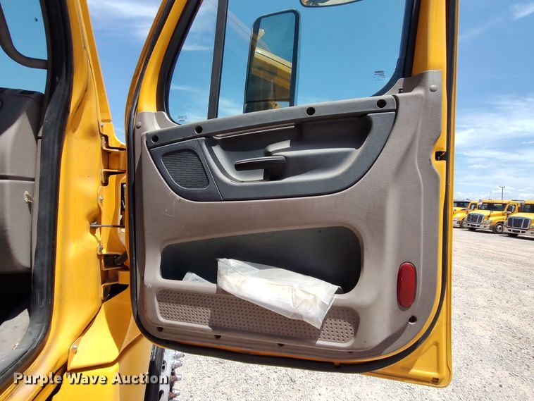 image for item LU9115 2018 Freightliner Cascadia 125  semi truck