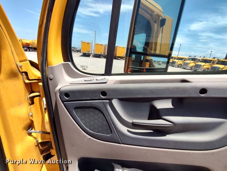 image for item LU9115 2018 Freightliner Cascadia 125  semi truck