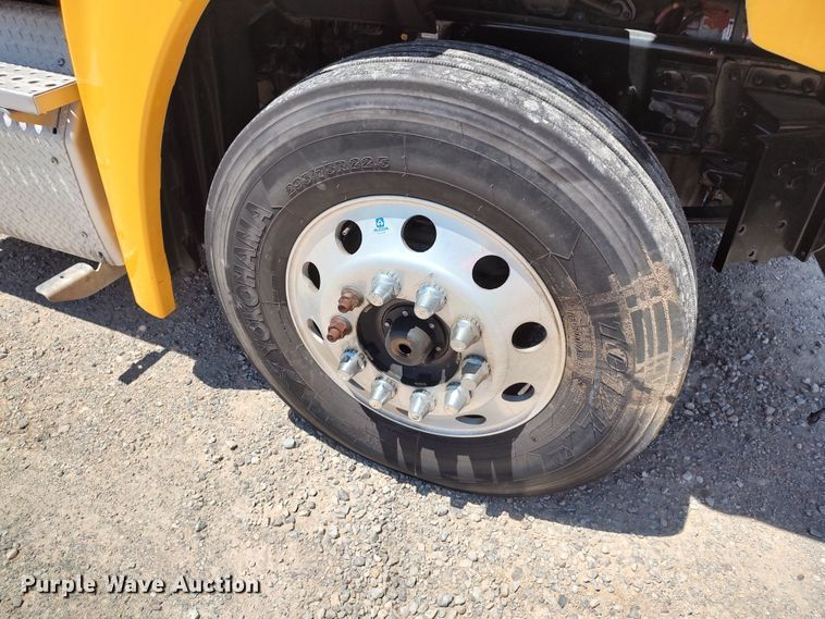 image for item LU9115 2018 Freightliner Cascadia 125  semi truck