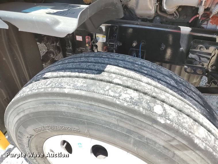 image for item LU9115 2018 Freightliner Cascadia 125  semi truck