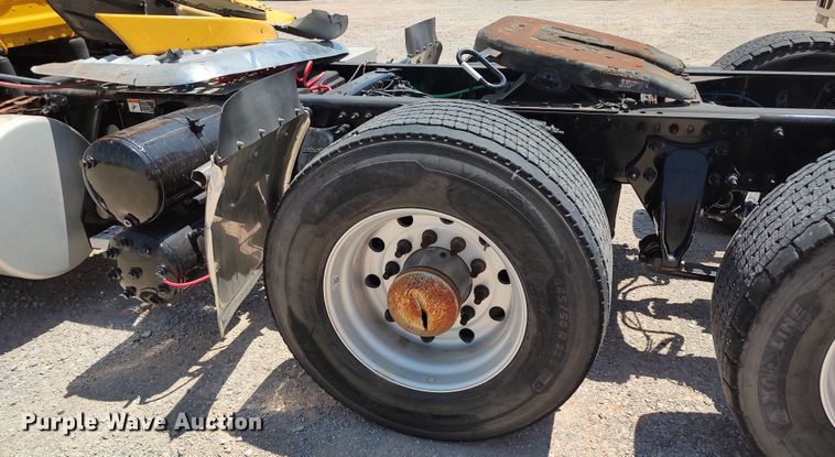 image for item LU9115 2018 Freightliner Cascadia 125  semi truck