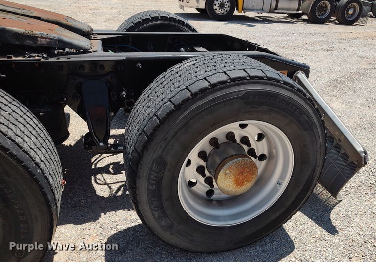 image for item LU9115 2018 Freightliner Cascadia 125  semi truck