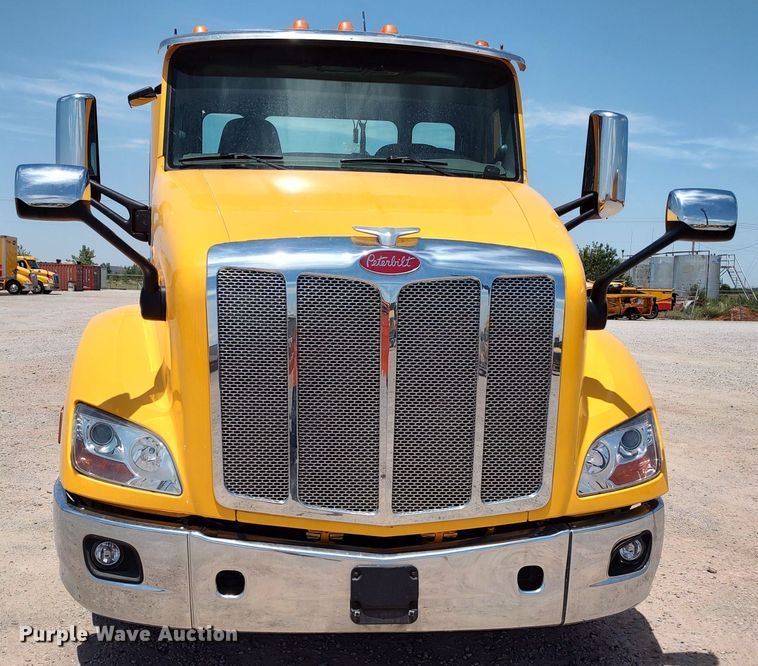 image for item LU9116 2017 Peterbilt 579  semi truck