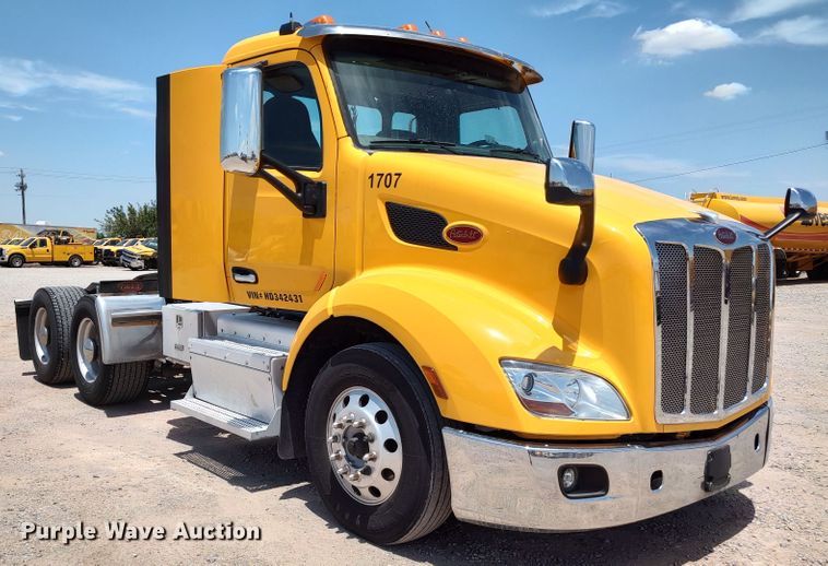 image for item LU9116 2017 Peterbilt 579  semi truck
