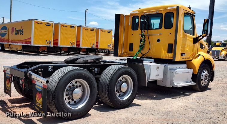 image for item LU9116 2017 Peterbilt 579  semi truck