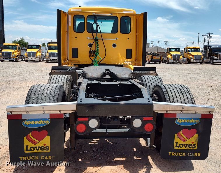 image for item LU9116 2017 Peterbilt 579  semi truck