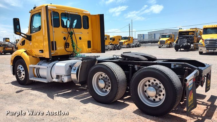 image for item LU9116 2017 Peterbilt 579  semi truck