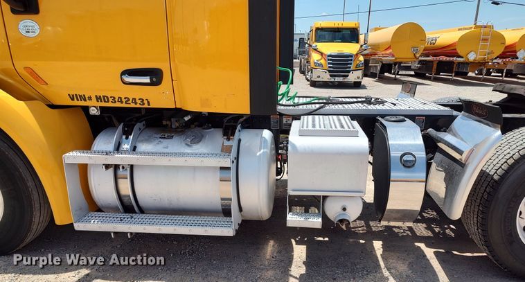 image for item LU9116 2017 Peterbilt 579  semi truck