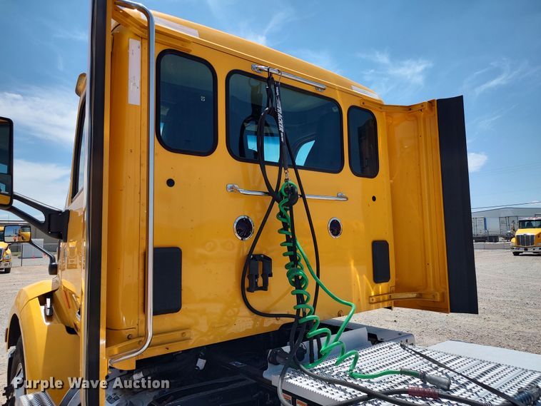 image for item LU9116 2017 Peterbilt 579  semi truck