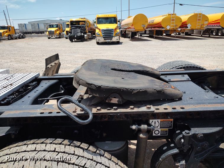 image for item LU9116 2017 Peterbilt 579  semi truck