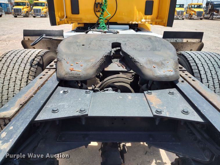 image for item LU9116 2017 Peterbilt 579  semi truck