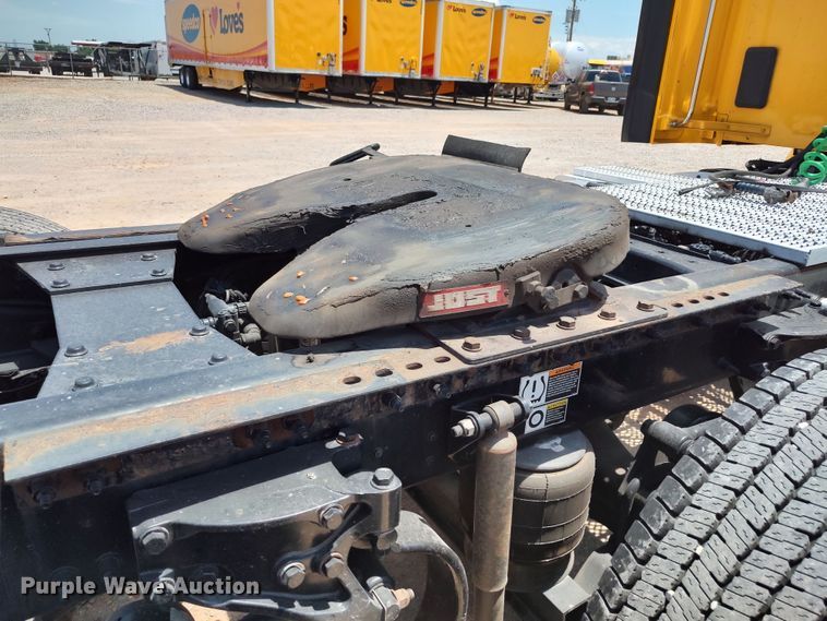 image for item LU9116 2017 Peterbilt 579  semi truck