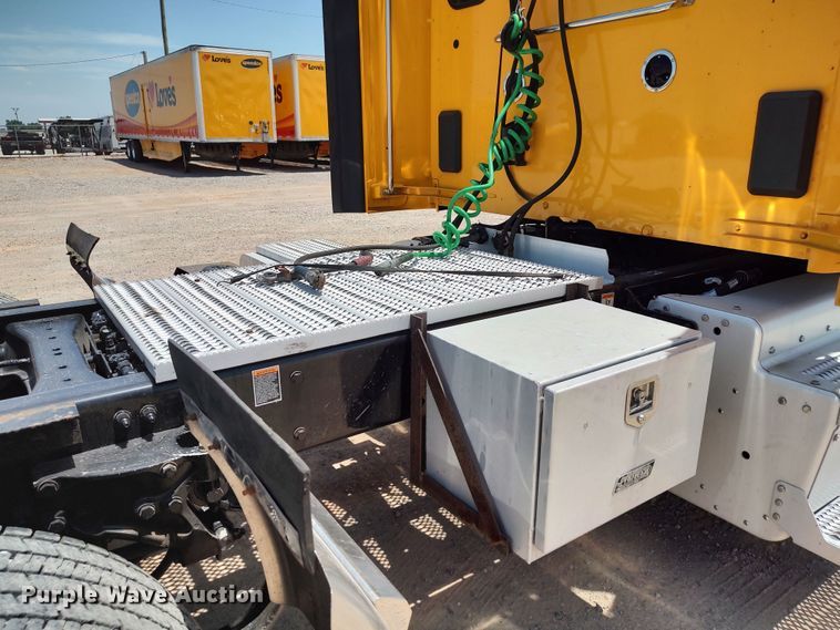 image for item LU9116 2017 Peterbilt 579  semi truck